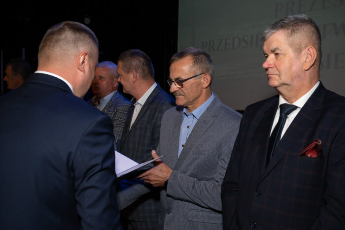 Ceremonia odznaczeń pracowników - wręczenie dyplomów uznania przez Członka Zarządu PEC Siedlce Dariusza Napiórkowskiego