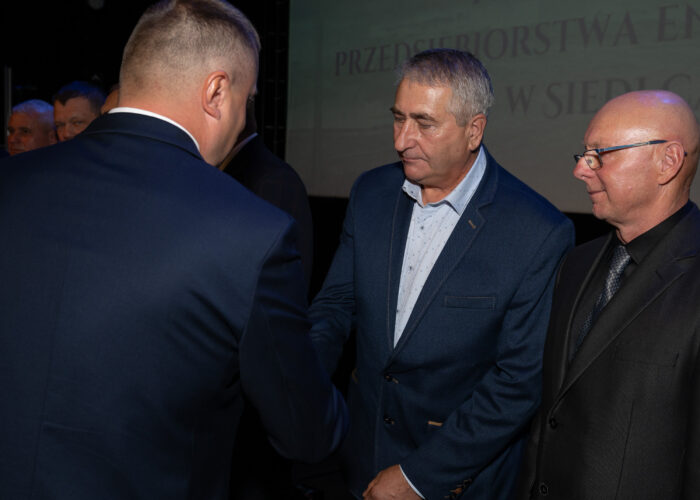 Ceremonia odznaczeń pracowników - wręczenie dyplomów uznania przez Członka Zarządu PEC Siedlce Dariusza Napiórkowskiego