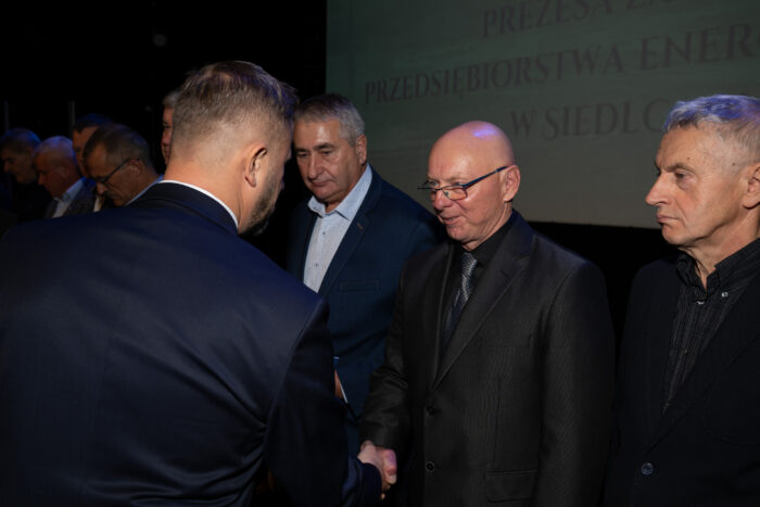 Ceremonia odznaczeń pracowników - wręczenie dyplomów uznania przez Prezesa Zarządu PEC Siedlce Wojciecha Pawlika