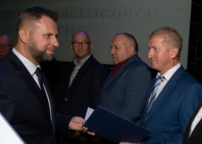 Ceremonia odznaczeń pracowników - wręczenie dyplomów uznania przez Prezesa Zarządu PEC Siedlce Wojciecha Pawlika