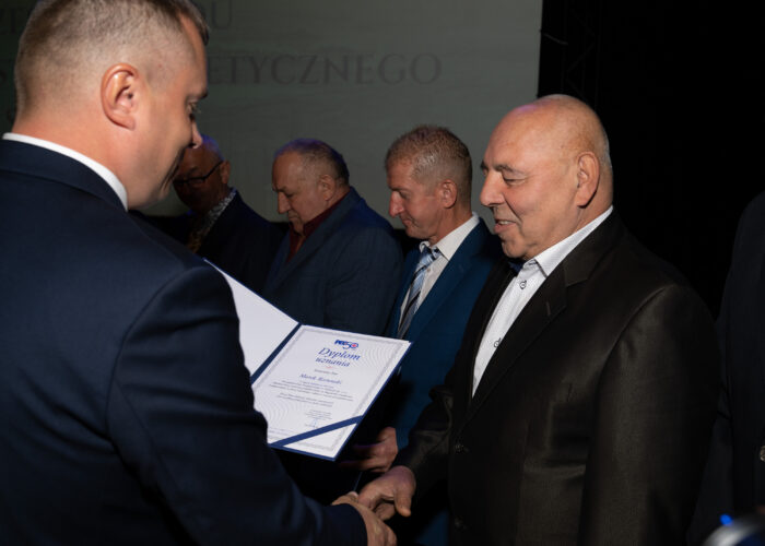 Ceremonia odznaczeń pracowników - wręczenie dyplomów uznania przez Członka Zarządu PEC Siedlce Dariusza Napiórkowskiego