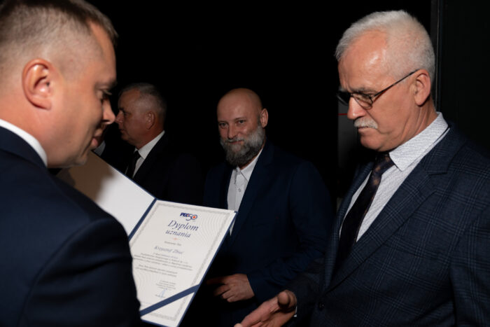 Ceremonia odznaczeń pracowników - wręczenie dyplomów uznania przez Członka Zarządu PEC Siedlce Dariusza Napiórkowskiego