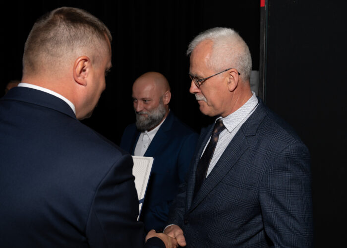 Ceremonia odznaczeń pracowników - wręczenie dyplomów uznania przez Członka Zarządu PEC Siedlce Dariusza Napiórkowskiego