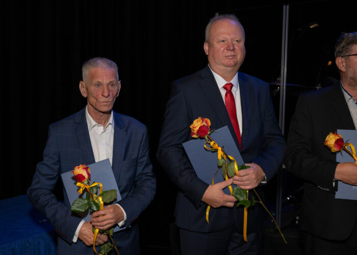 Ceremonia odznaczeń pracowników - pamiątkowe zdjęcie
