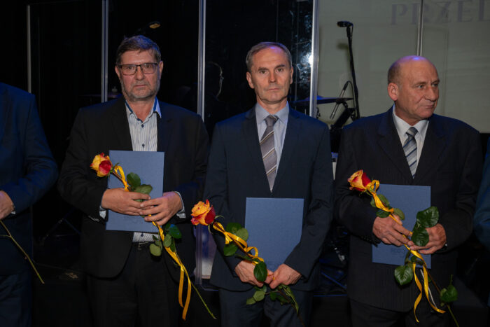 Ceremonia odznaczeń pracowników - pamiątkowe zdjęcie