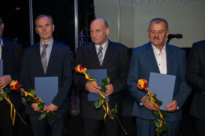 Ceremonia odznaczeń pracowników - pamiątkowe zdjęcie