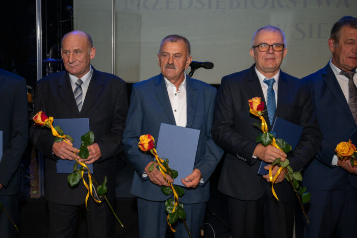 Ceremonia odznaczeń pracowników - pamiątkowe zdjęcie