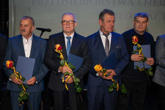 Ceremonia odznaczeń pracowników - pamiątkowe zdjęcie