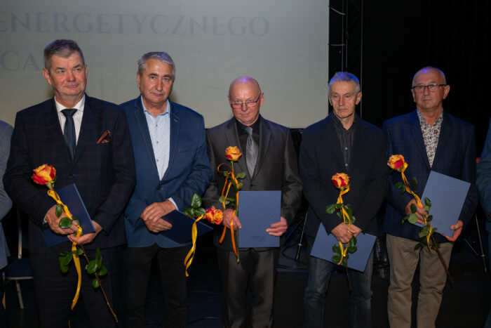 Ceremonia odznaczeń pracowników - pamiątkowe zdjęcie