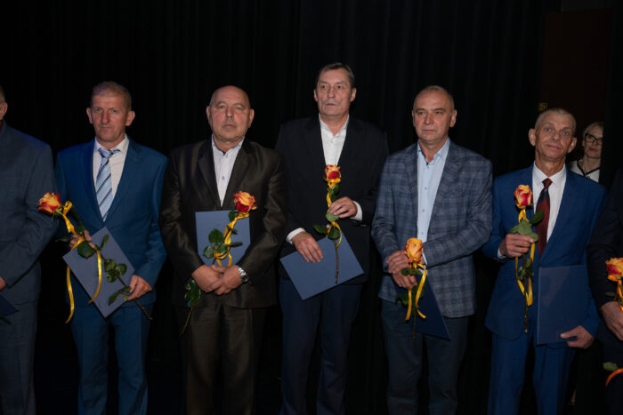 Ceremonia odznaczeń pracowników - pamiątkowe zdjęcie