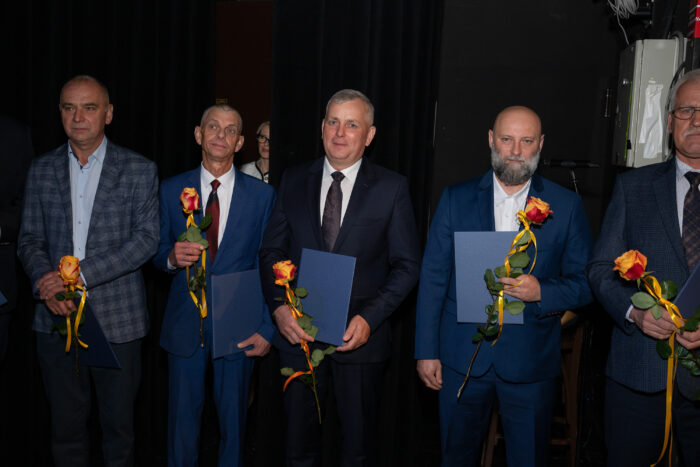 Ceremonia odznaczeń pracowników - pamiątkowe zdjęcie