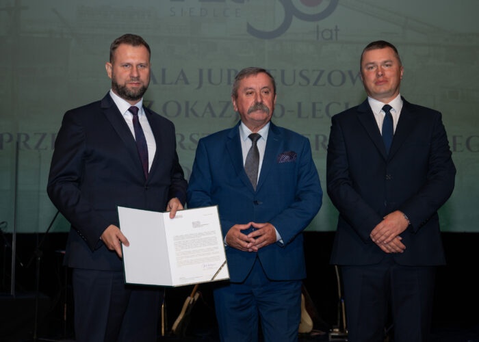 Zdjęcie pamiątkowe od lewej Prezes Zarządu PEC Siedlce Wojciech Pawlik, Józef Matysiak Zastępca Prezesa Zarządu Narodowego Funduszu Ochrony Środowiska i Gospodarki Wodnej w Warszawie, Członek Zarządu PEC Siedlce Dariusz Napiórkowski