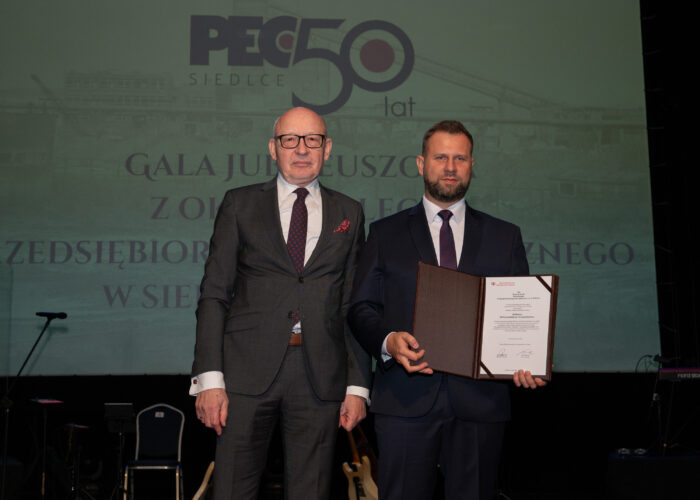 Zdjęcie pamiątkowe od lewej Wiceprezes Izby Gospodarczej Ciepłownictwo Polskie oraz Prezes Zarządu PEC Siedlce - wręczenie listu gratulacyjnego