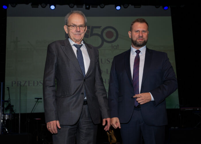 Zdjęcie pamiątkowe od lewej profesor dr hab. inż. Krzysztof Badyda z Politechniki Warszawskiej oraz Prezes Zarządu PEC Siedlce Wojciech Pawlik
