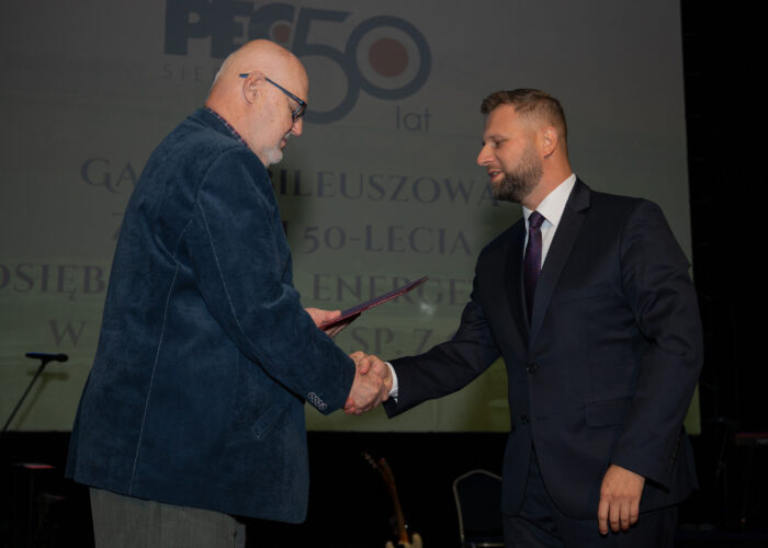 Zdjęcie pamiątkowe wręczenie listu gratulacyjnego Prezesowi Zarządu PEC Siedlce Wojciechowi Pawlikowi