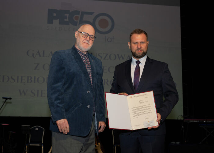 Zdjęcie pamiątkowe od lewej Lech Hemmerling Przewodniczący Krajowego Związku Zawodowego Ciepłowników oraz Prezes Zarządu PEC Siedlce Wojciech Pawlik