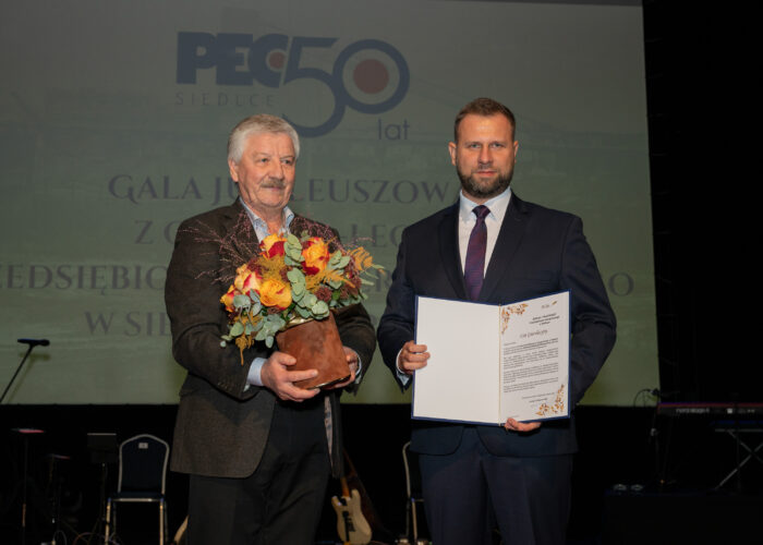 Zdjęcie pamiątkowe od lewej Prezes Zarządu Siedleckiej Spółdzielni Mieszkaniowej Michał Golik oraz Prezes Zarządu PEC Siedlce Wojciech Pawlik