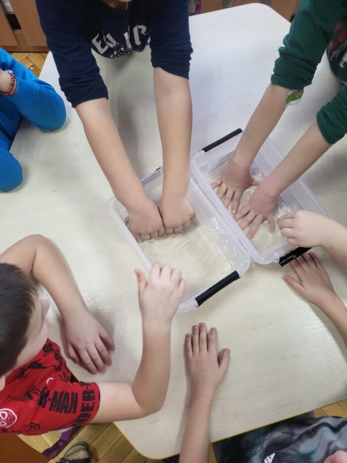 Warsztaty edukacyjne w ramach projektu „Lekcje ciepła w siedleckich przedszkolach” – moment wykonywania doświadczenia