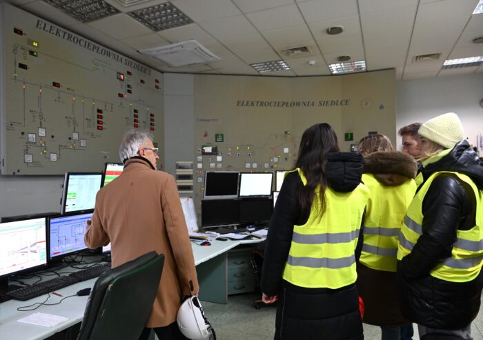 Grupa studentów z Uniwersytetu w Siedlcach podczas zwiedzania Przedsiębiorstwa Energetycznego w Siedlcach Sp. z o.o. – wizyta studyjna
