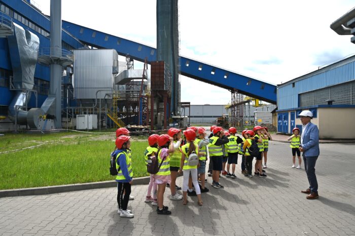 Grupa uczniów podczas zwiedzania Przedsiębiorstwa Energetycznego w Siedlcach Sp. z o.o. – wizyta studyjna