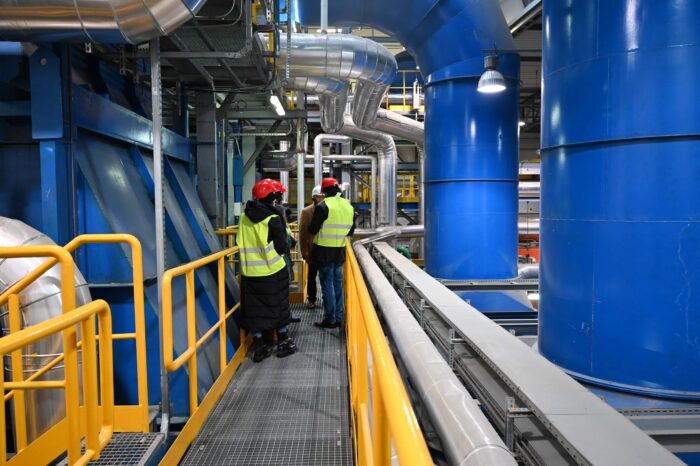 Grupa studentów z Uniwersytetu w Siedlcach podczas zwiedzania Przedsiębiorstwa Energetycznego w Siedlcach Sp. z o.o. – wizyta studyjna