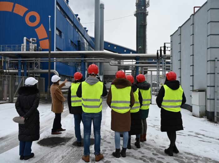 Grupa studentów z Uniwersytetu w Siedlcach podczas zwiedzania Przedsiębiorstwa Energetycznego w Siedlcach Sp. z o.o. – wizyta studyjna