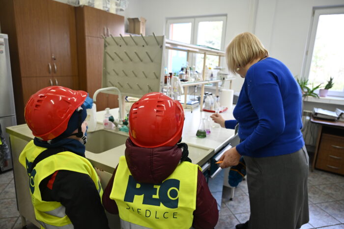 Grupa uczniów klasy drugiej szkoły podstawowej podczas zwiedzania Przedsiębiorstwa Energetycznego w Siedlcach Sp. z o.o. – wizyta studyjna