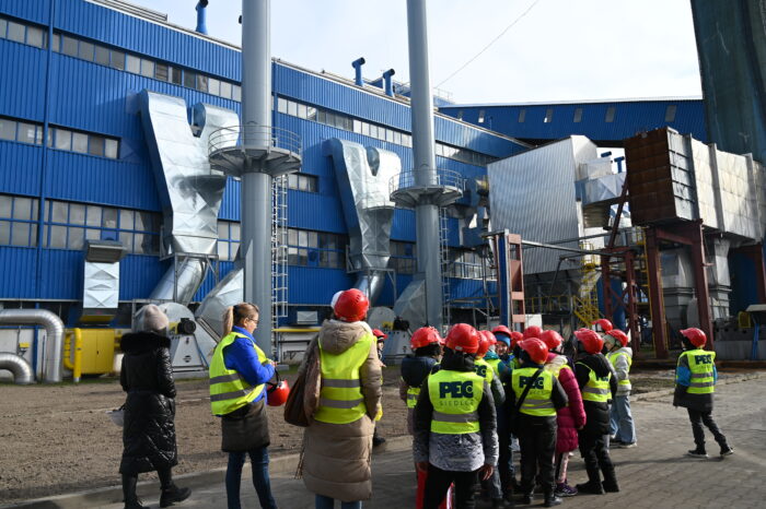 Grupa uczniów klasy drugiej szkoły podstawowej podczas zwiedzania Przedsiębiorstwa Energetycznego w Siedlcach Sp. z o.o. – wizyta studyjna