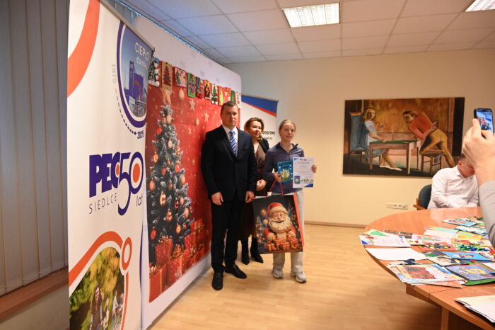 laureatka konkursu plastycznego Ciepło Świąt , Członek Zarządu oraz Naczelnik Wydziału Edukacji UM