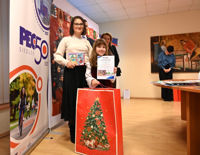 laureatka konkursu plastycznego Ciepło Świąt z opiekunem