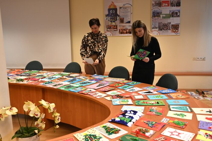 Komisja konkursowa podczas wyboru najlepszych prac w konkursie „Ciepło Świąt – Bożonarodzeniowa kartka”