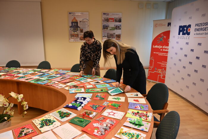 Komisja konkursowa podczas wyboru najlepszych prac w konkursie „Ciepło Świąt – Bożonarodzeniowa kartka”