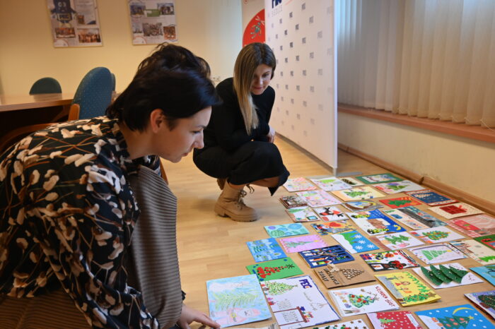 Komisja konkursowa podczas wyboru najlepszych prac w konkursie „Ciepło Świąt – Bożonarodzeniowa kartka”