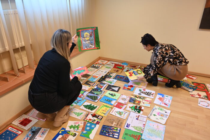 Komisja konkursowa podczas wyboru najlepszych prac w konkursie „Ciepło Świąt – Bożonarodzeniowa kartka”