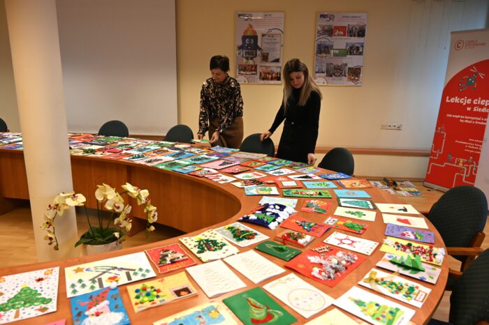 Komisja konkursowa podczas wyboru najlepszych prac w konkursie „Ciepło Świąt – Bożonarodzeniowa kartka”