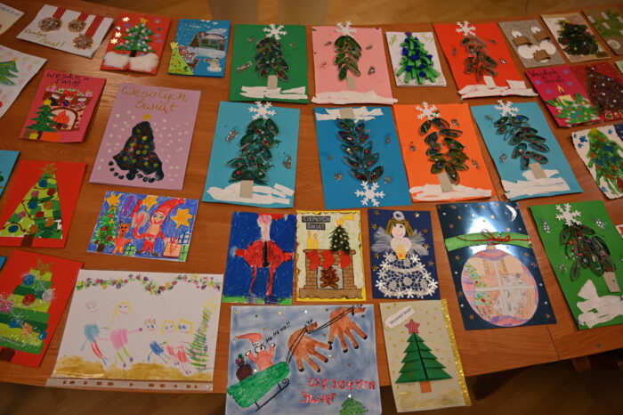 Prace konkursowe dostarczone do Przedsiębiorstwa Energetycznego w Siedlcach Spółka z o.o. w ramach konkursu „Ciepło Świąt – Bożonarodzeniowa kartka”.