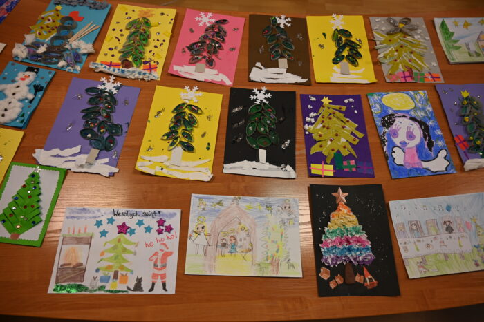 Prace konkursowe dostarczone do Przedsiębiorstwa Energetycznego w Siedlcach Spółka z o.o. w ramach konkursu „Ciepło Świąt – Bożonarodzeniowa kartka”.