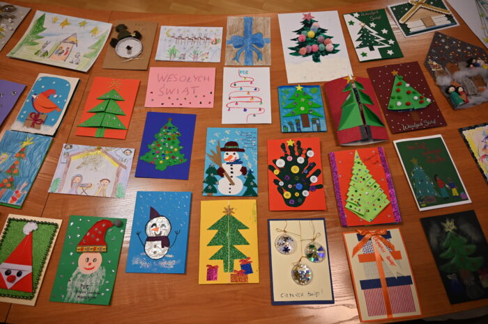 Prace konkursowe dostarczone do Przedsiębiorstwa Energetycznego w Siedlcach Spółka z o.o. w ramach konkursu „Ciepło Świąt – Bożonarodzeniowa kartka”.