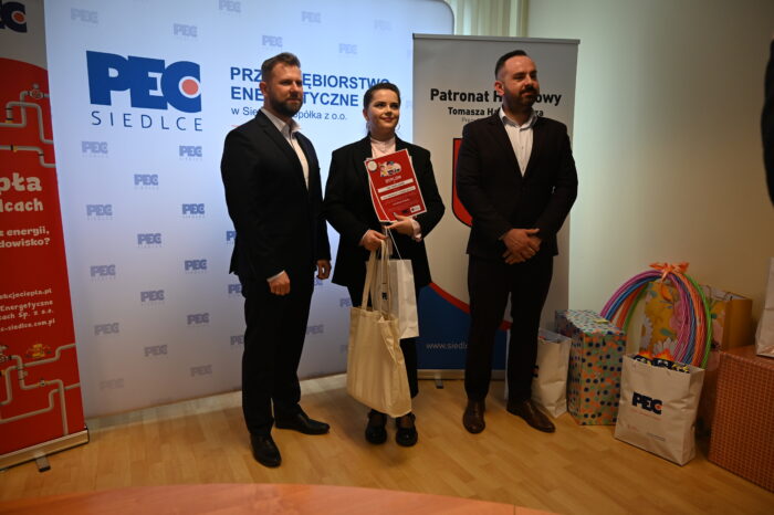 Naczelnik Gabinetu Prezydenta Miasta Siedlce Piotr Woźniak, Prezes Zarządu PEC Siedlce Wojciech Pawlik oraz laureatka projektu
