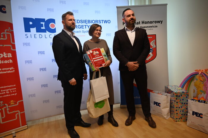 Naczelnik Gabinetu Prezydenta Miasta Siedlce Piotr Woźniak, Prezes Zarządu PEC Siedlce Wojciech Pawlik oraz laureatka projektu