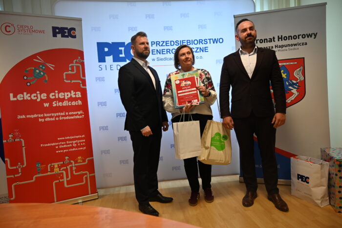 Naczelnik Gabinetu Prezydenta Miasta Siedlce Piotr Woźniak, Prezes Zarządu PEC Siedlce Wojciech Pawlik oraz laureatka projektu - 4 zdjecie