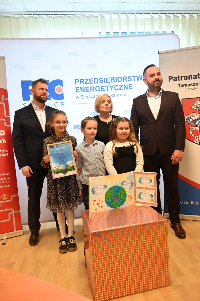 Naczelnik Gabinetu Prezydenta Miasta Siedlce Piotr Woźniak, Prezes Zarządu PEC Siedlce Wojciech Pawlik oraz laureatka projektu