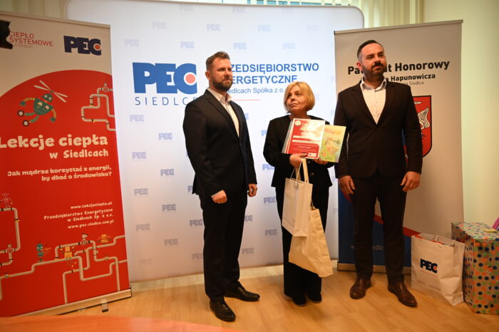 Naczelnik Gabinetu Prezydenta Miasta Siedlce Piotr Woźniak, Prezes Zarządu PEC Siedlce Wojciech Pawlik oraz laureatka projektu - 4 zdjecie