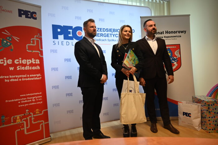 Naczelnik Gabinetu Prezydenta Miasta Siedlce Piotr Woźniak, Prezes Zarządu PEC Siedlce Wojciech Pawlik oraz laureatka projektu - 4 zdjecie