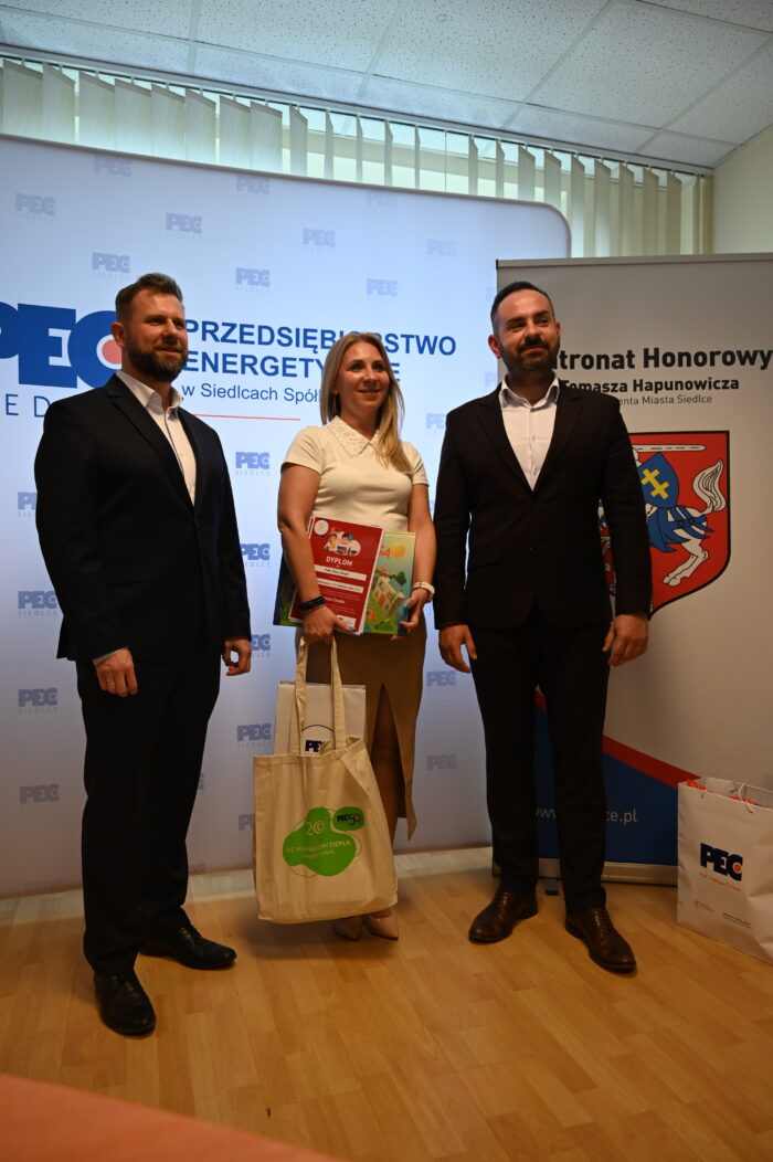 Naczelnik Gabinetu Prezydenta Miasta Siedlce Piotr Woźniak, Prezes Zarządu PEC Siedlce Wojciech Pawlik oraz laureatka projektu - 4 zdjecie