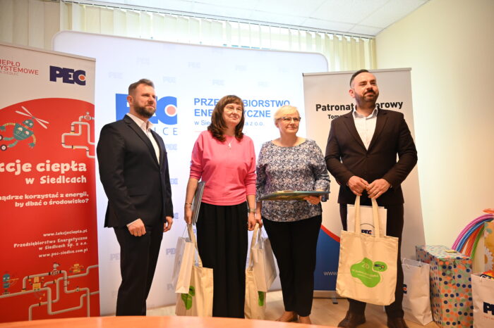 Naczelnik Gabinetu Prezydenta Miasta Siedlce Piotr Woźniak, Prezes Zarządu PEC Siedlce Wojciech Pawlik oraz laureatki projektu