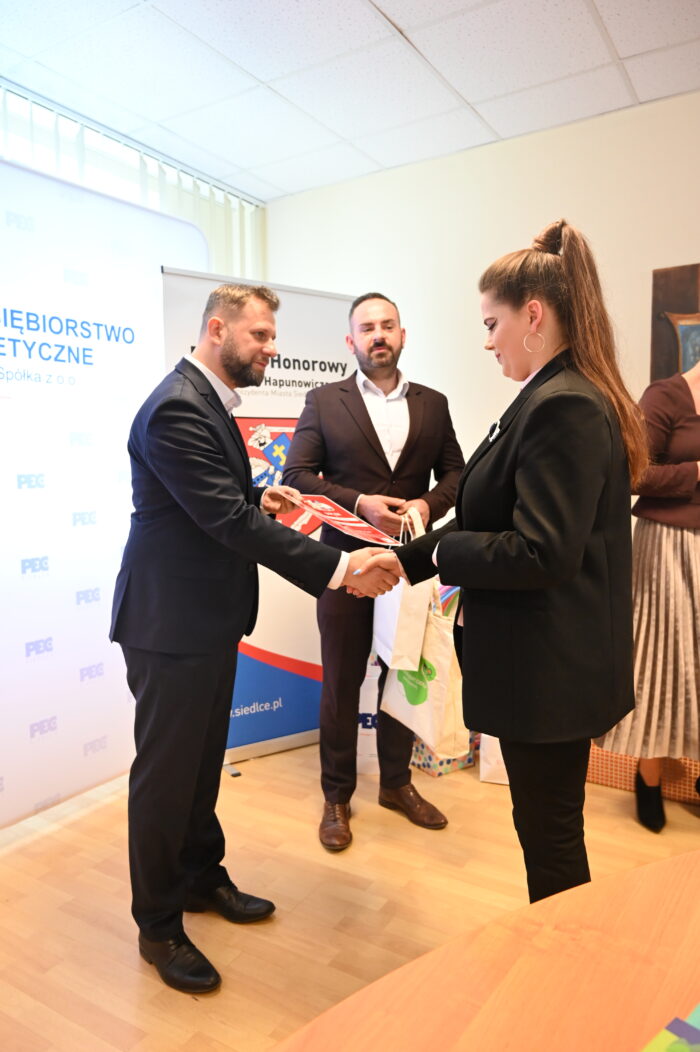 Naczelnik Gabinetu Prezydenta Miasta Siedlce Piotr Woźniak, Prezes Zarządu PEC Siedlce Wojciech Pawlik oraz lauretka VIII edycji projektu