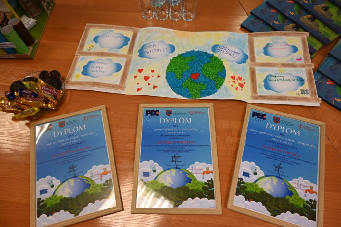 dyplomy dla laureatów konkursu Dbam o ciepło-dbam o ziemię