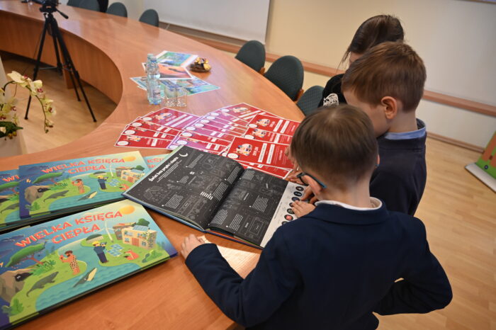 laureaci konkursu VIII edycji lekcje ciepła w siedlcach przeglądający książkę