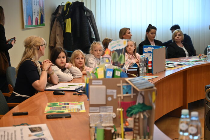 zaproszeni goście - laureaci VIII edycji projektu Lekcje Ciepła w Siedlcach. Siedzą przy stole podczas ceremonii wręczenia nagród